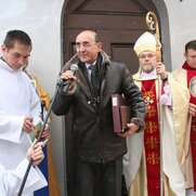 Pan Mhitar, kierownik budowy, przekazuje ks. biskupowi symboliczny klucz do kościoła.