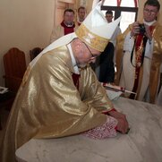 Złożenie relikwii męczenników - bł. Jerzego Popiełuszki i bł. Alfonsa Mazurka.