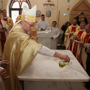 Przez namaszczenie krzyżmem ołtarz staje się symbolem Chrystusa.